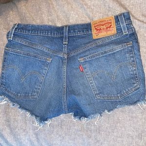 LEVI’s 501 denim shorts size 25